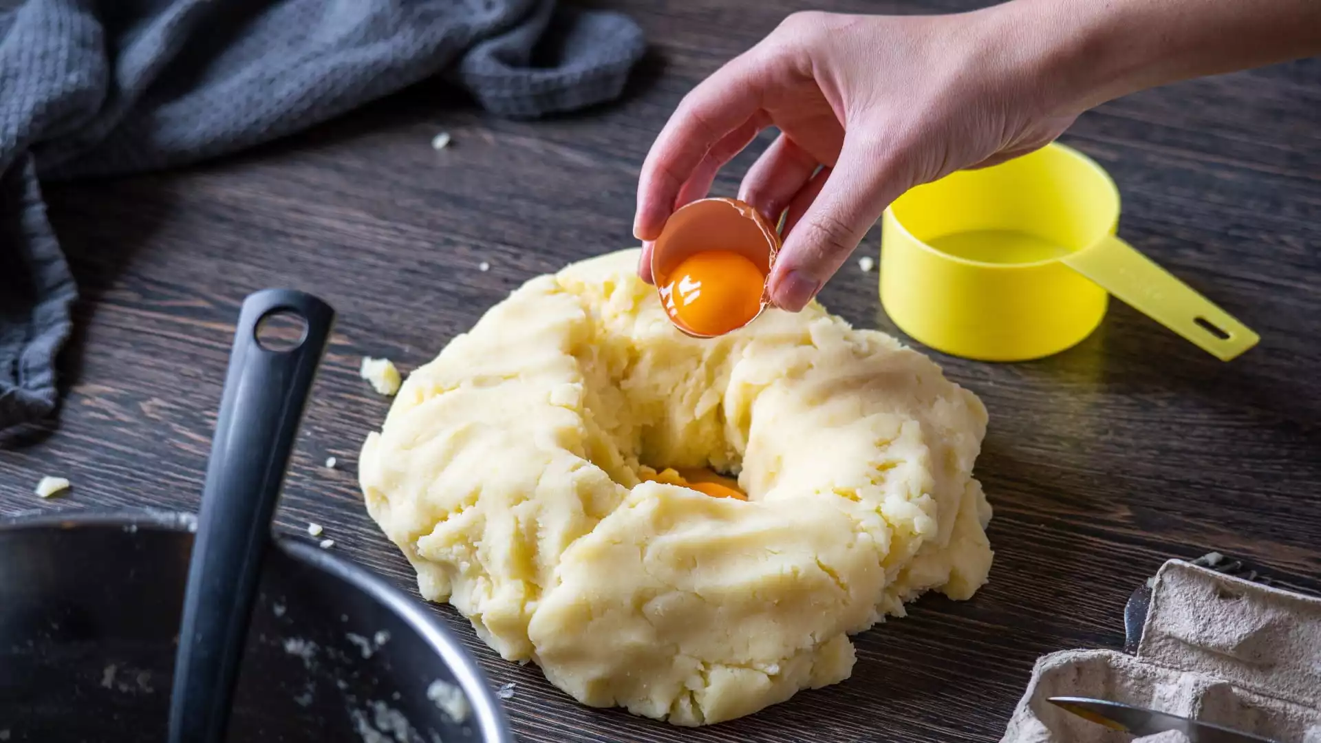 Mixing flower and egg yolk for pasta dough